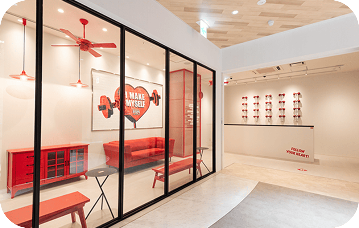 REDY'S GYMの清潔感のある受付とラウンジ