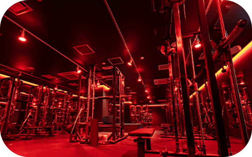 REDY'S GYMの赤色で統一されたトレーニングエリアと充実のマシン