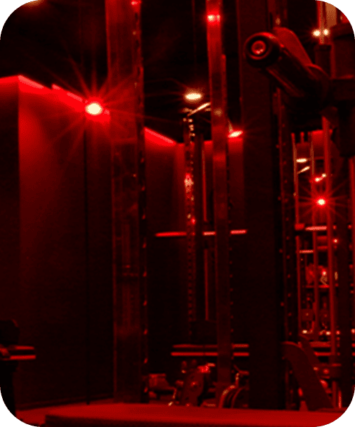 ボディメイクジム「REDY'S GYM」の非日常的なトレーニング空間